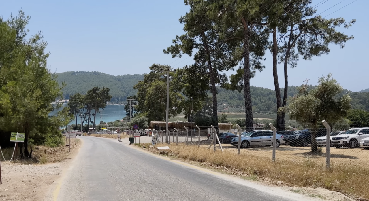 Akbük Koyu’nda Otopark Ücreti Tartışması: 500 TL’lik Fiyat Tepki Çekti 1